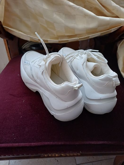 Зара бели маратонки и чехли