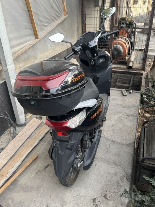 Sukuter sevenmotor.