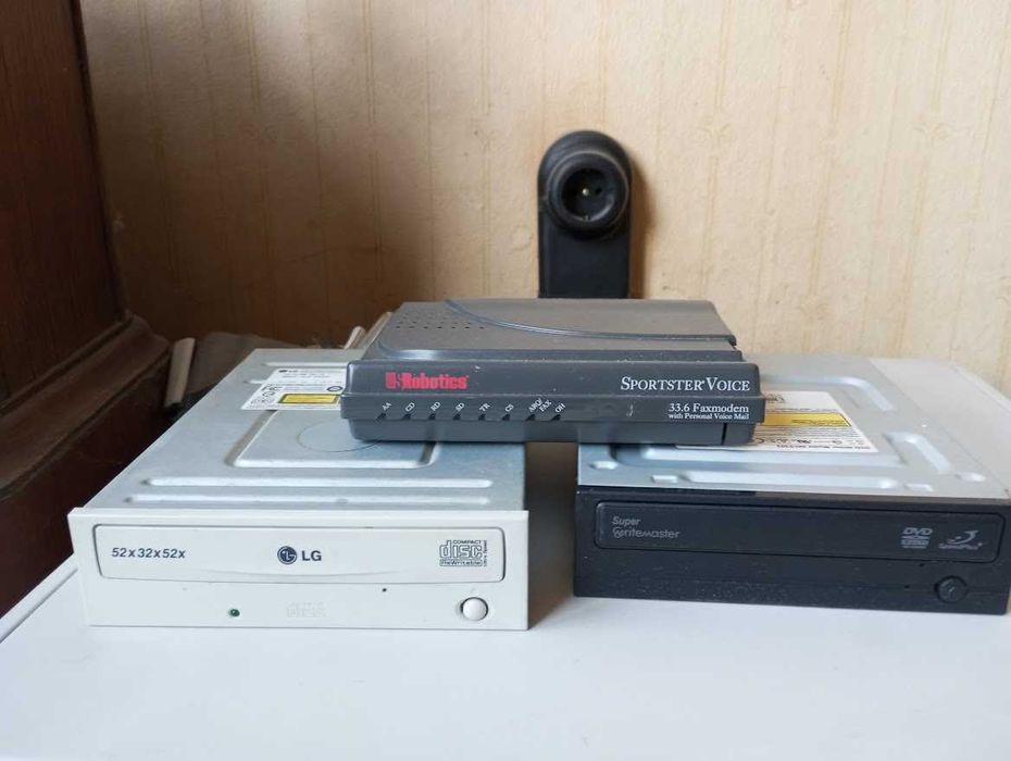 Стар компютър, дискове, дискети, периферия