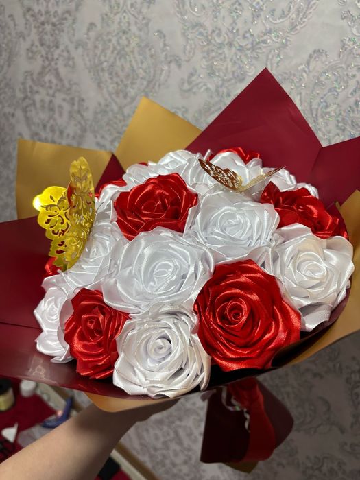 Розы из атласной ленты