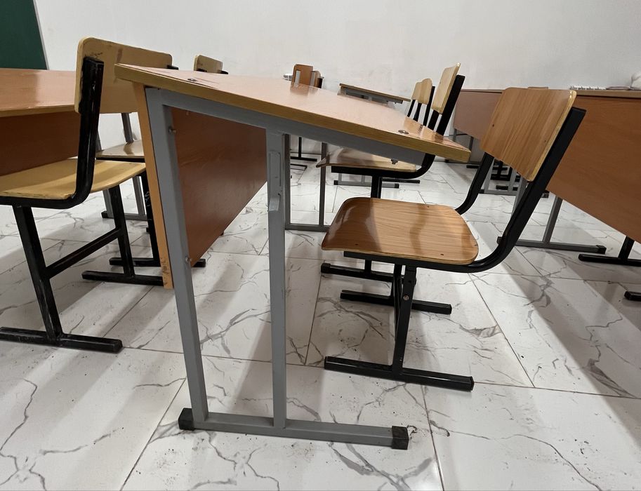 Парты со стульями