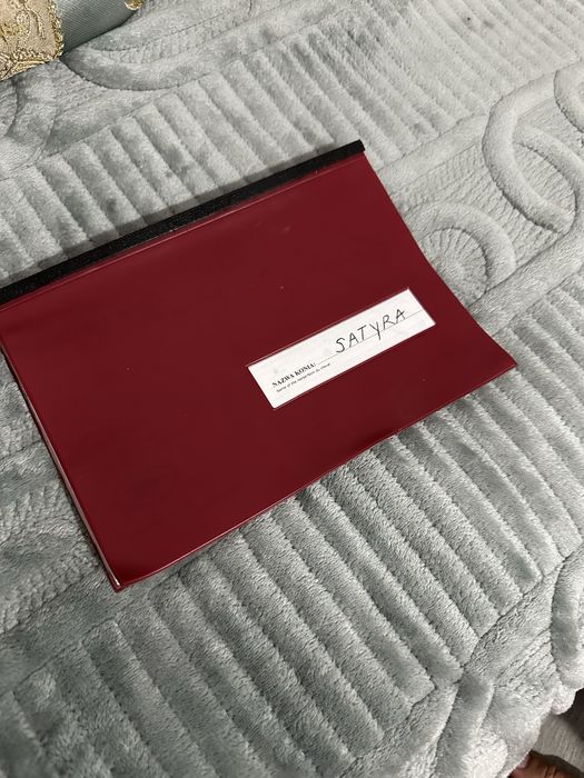 лошадь с красным паспортом