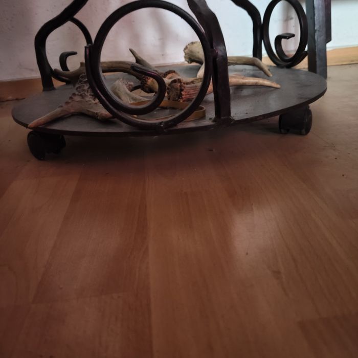 Vând măsuță din fier forjat pe role