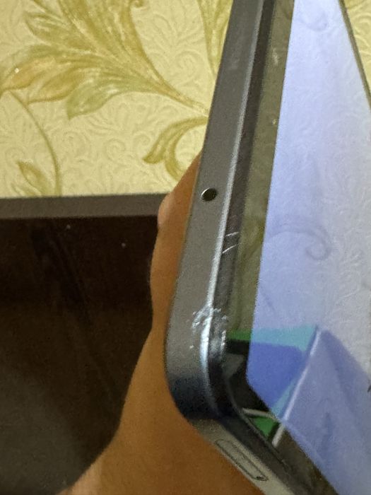 Redmi pad Se 8.7. 4/128 grey. Rasmda Bitta ikkita qirilgan joyi bor