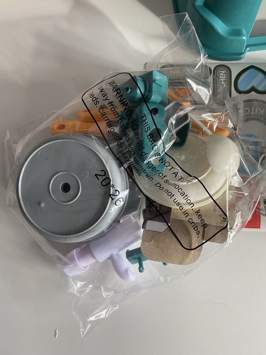 Малка зелена кухня със светещи котлони, пара и мивка с вода