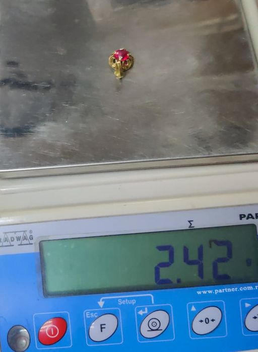 Pandantiv din aur de 14K cu rubin, montură tip „lalea” (tulip) 2,42 gr