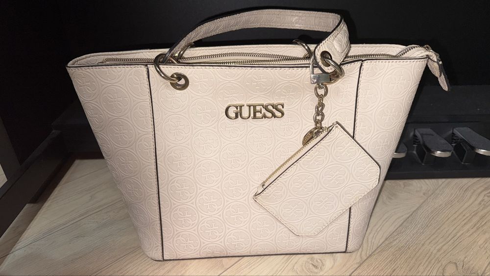 Сумка Guess в хорошем состоянии
