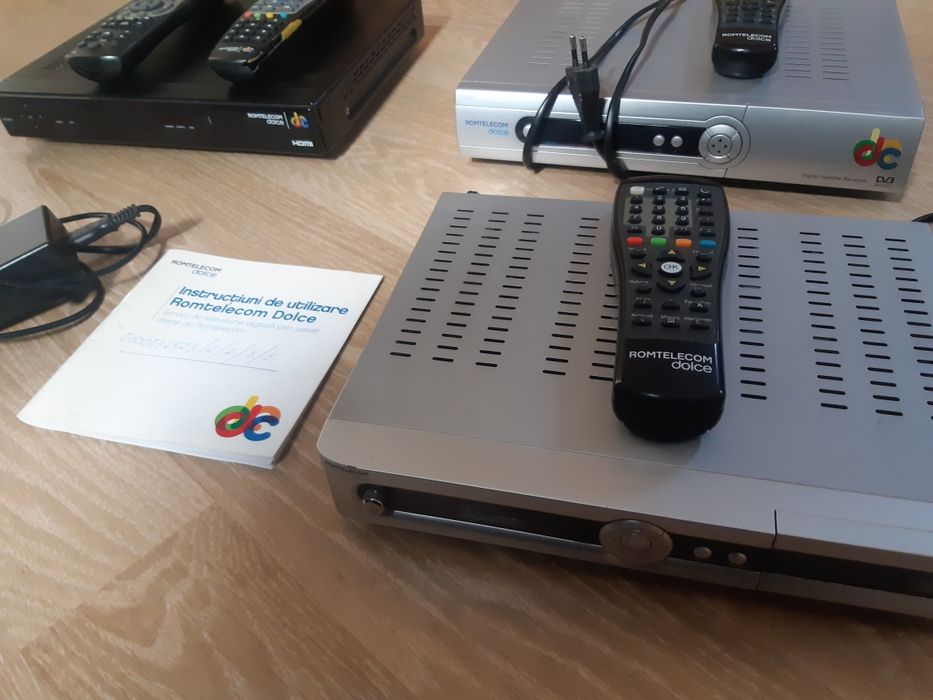 Antenă parabolică TV și trei receiver Dolce