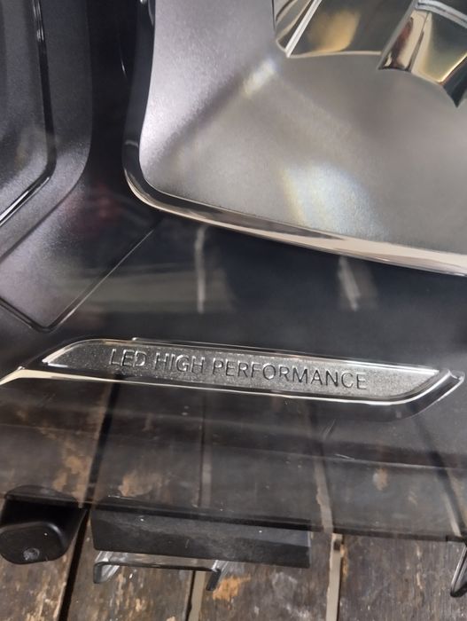 Продавам ляв фар Hella за Mercedes Cla