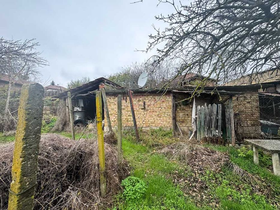 Kъща с 3 спални, гараж и стопански постройки в живописното село Червен