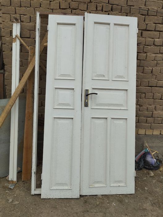 Оконные рамы и дверь