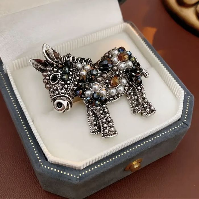 Бутикови брошки за всеки повод.