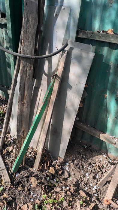 Деревянные оконные рамы со стеклами и просто стекла