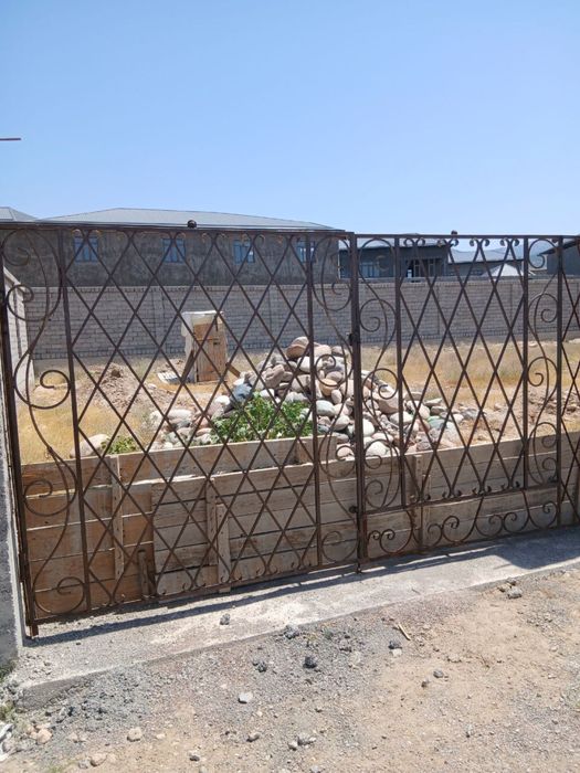 Uchastka yer sotiladi. Dacha qilish uchun tayyorlangan.