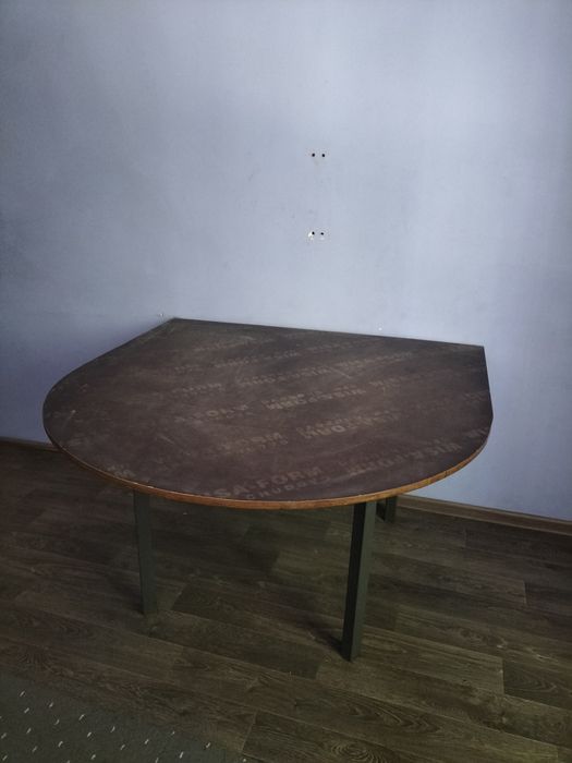 Стол крепкий отличный