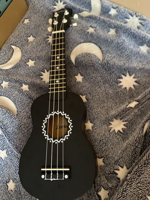 Продам укулеле полный комплектом