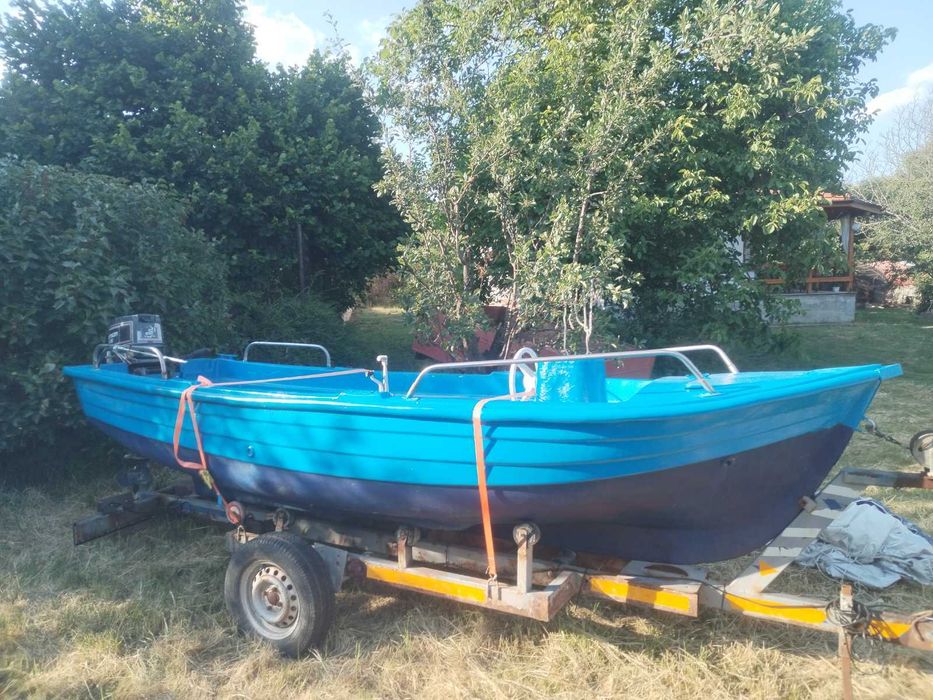 лодка с колесар за риболов