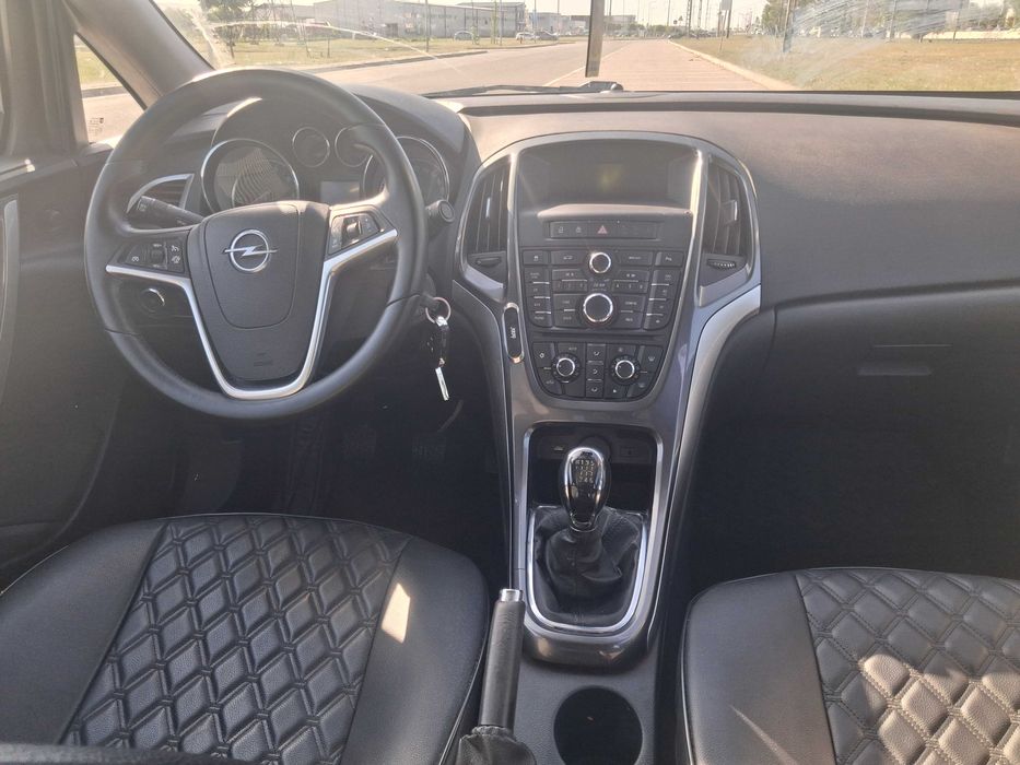 Opel astra sedan 2014