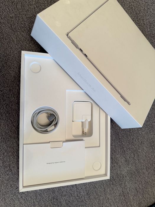 MacBook Air M2 13.6” ca nou, nefolosit, 8GB / 256GB, battery 100%