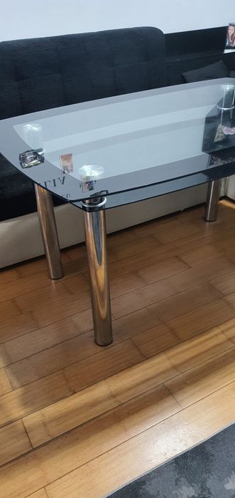 Masă neagră din sticlă