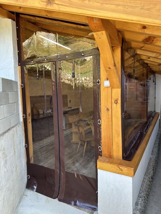 Ветроупорни завеси, тенти, сенници.