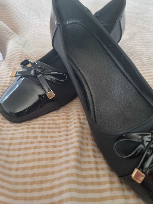 Pantofi negrii c combinatie piele cu lac