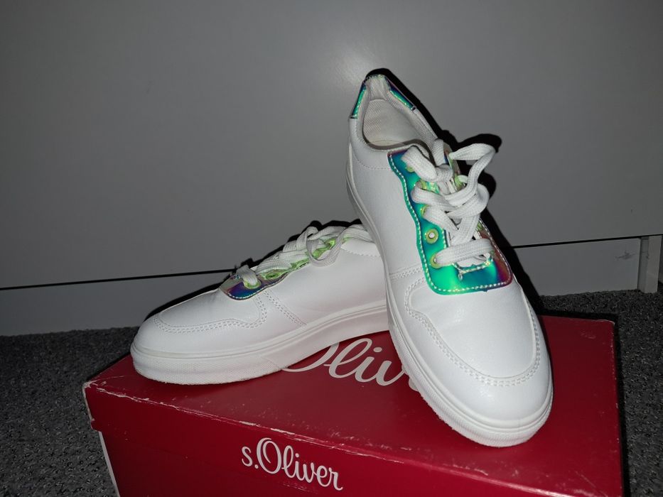 Adidași purtați de 2 ori