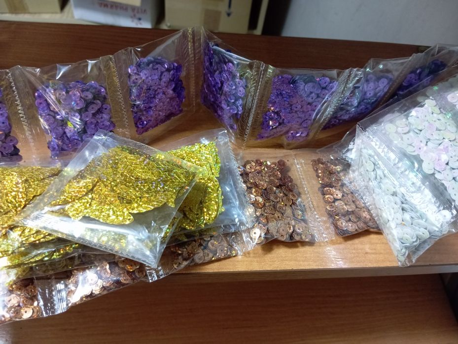 Бисер и поэтки для рукоделия.