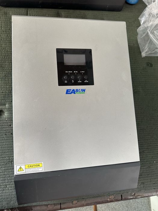 Invertor solar hibridu
