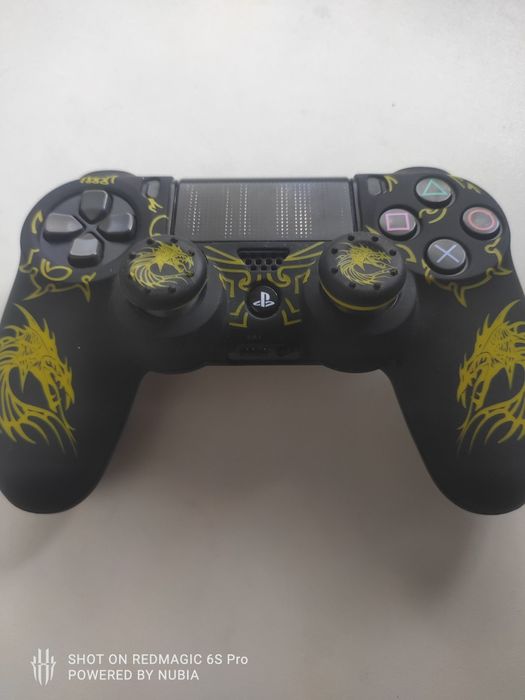 Продам 2 геймпада play station 4