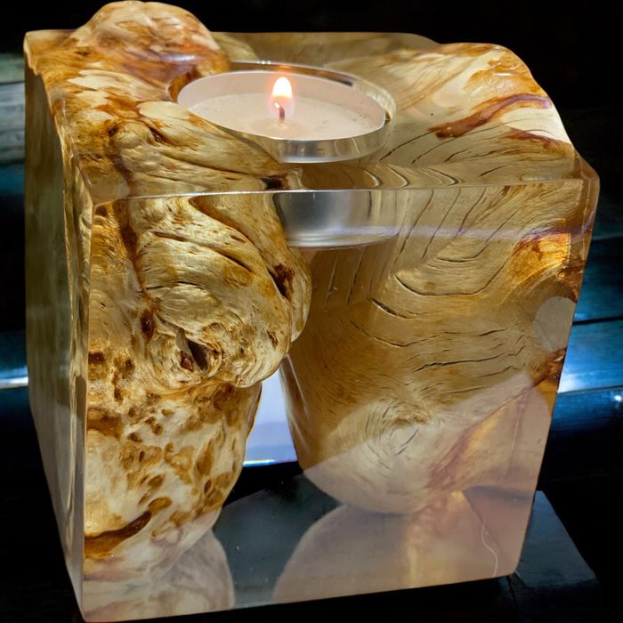 Ръчно изработени свещници от дърво и смола – за уют и атмосфера