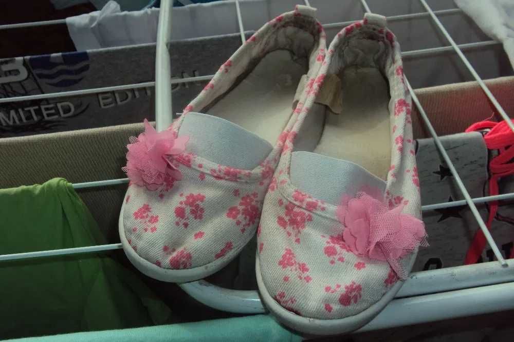 Легкая обувь девочке. 33 размер.