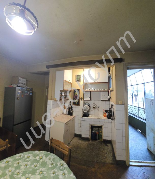 Тристаен апартамент с Гараж до Гимназия по САГ, гр. В. Търново