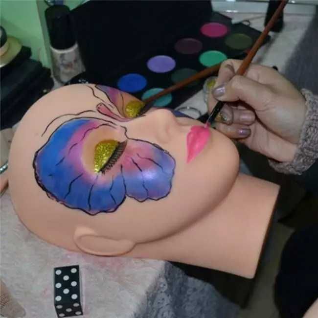 Гримьорска силиконова тренировачна глава