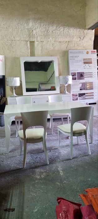 Сет маса, 4стола, трапезен шкаф и огледало