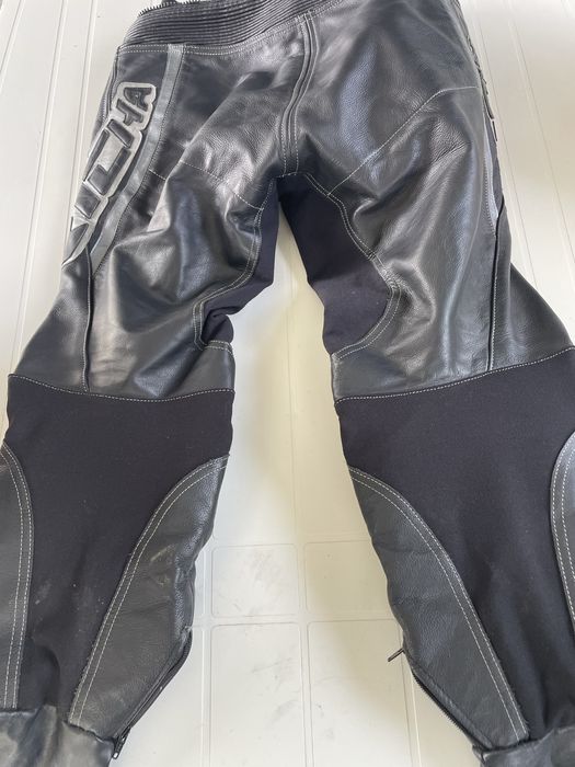 Se vinde costum piele motociclist marimea 52