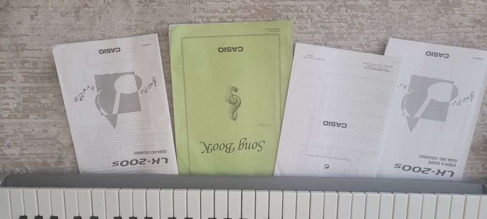 Продам синтезатор Casio LK -200S, Япония