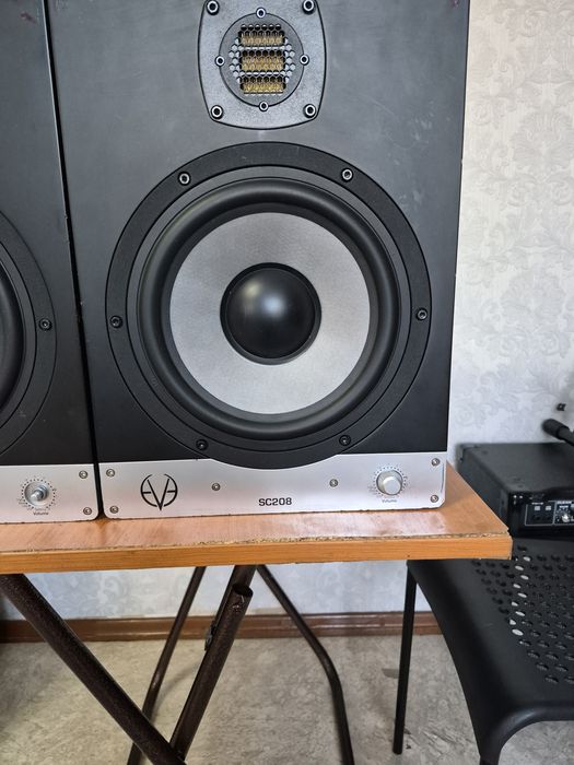 Продаются мониторные колонки SC208