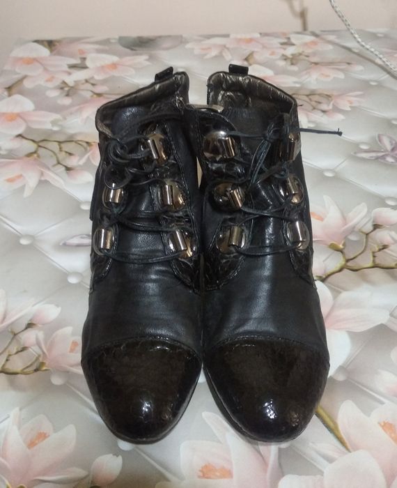 Полу сапожки чёрные, кожаные, фирменные, 40размер,100000сум.,б/у.