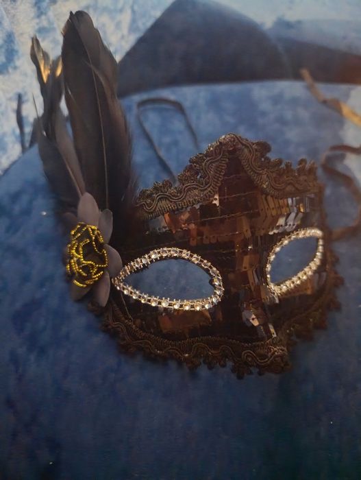 Женская карнавальная маска в черном цвете