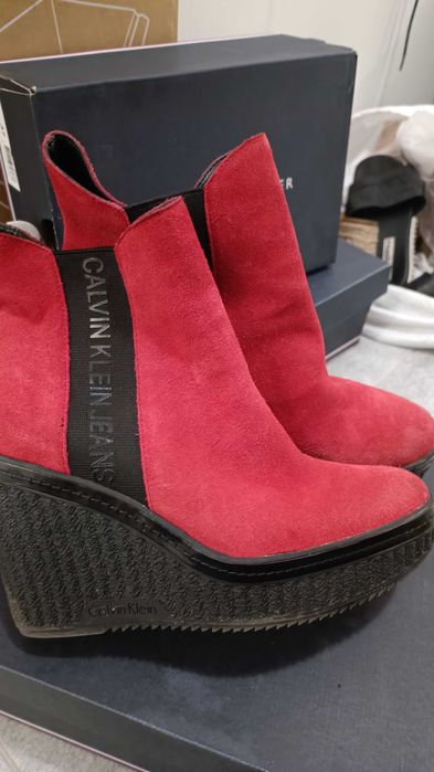 Червени велурени боти