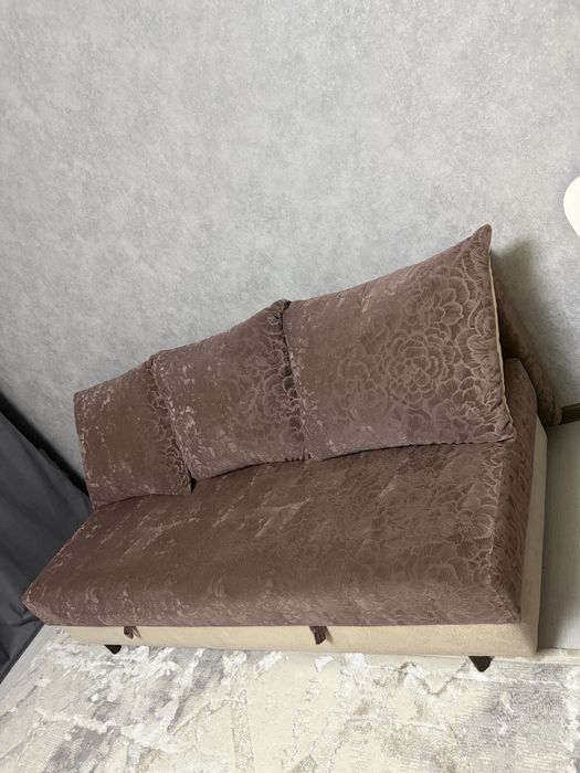 Продам диван тахту в хорошем состоянии.