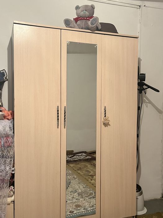 Шкаф ак тумбочкасымен