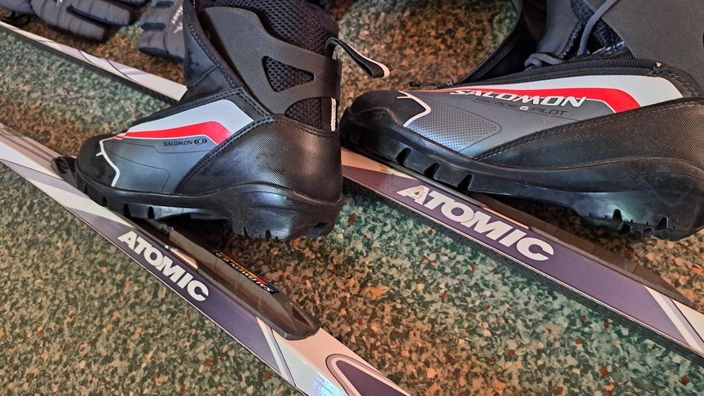 Продам комплект беговых лыж.