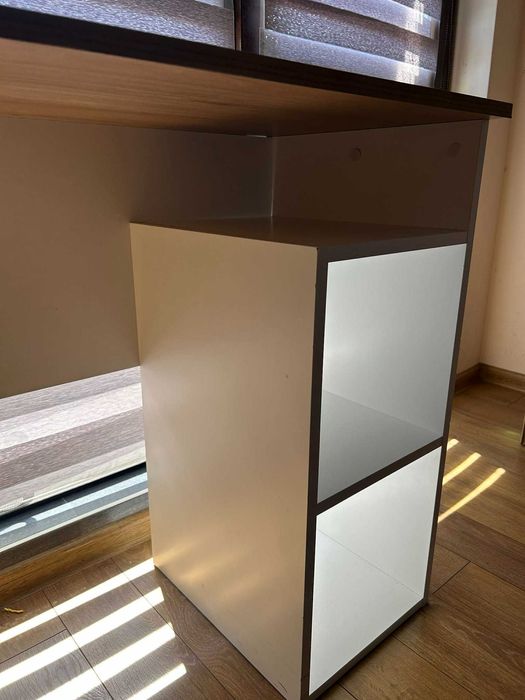 Бюро с етажерка (Орех/Бяло) – 100х50 см, отлично състояние