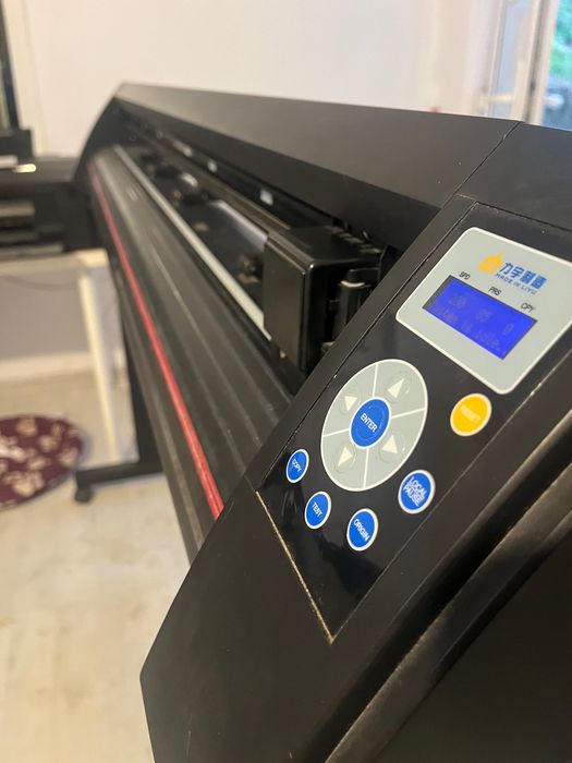 Cutter plotter LIYU cu taiere pe contur, inclusiv dupa semne de taiere