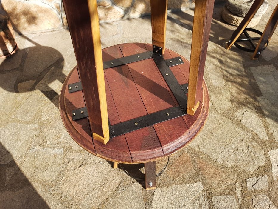 Дървена маса и табуретки от стара дъбова бъчва.