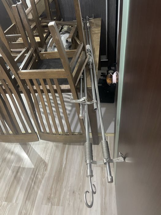 Отдам стол со стульями и две гардины