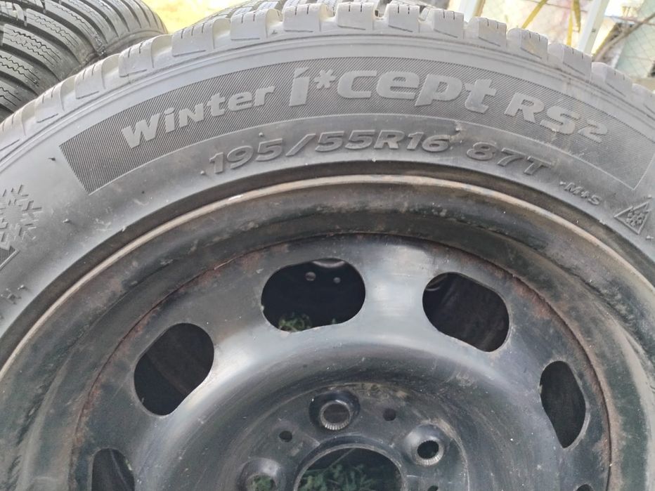 Roți de mașină  echipate cu cauciucuri de iarnă