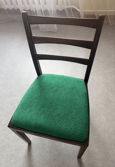 Деревянные стулья